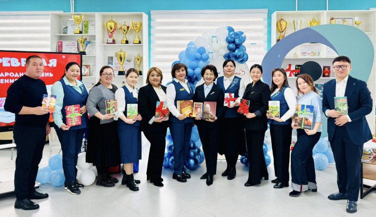 “ШЫН ЖҮРЕКТЕН КІТАП СЫЙЛА” ЧЕЛЛЕНДЖІНЕ ЛИЦЕЙ ӘКІМШІЛІГІ ӨЗ ҮЛЕСТЕРІН ҚОСУДА